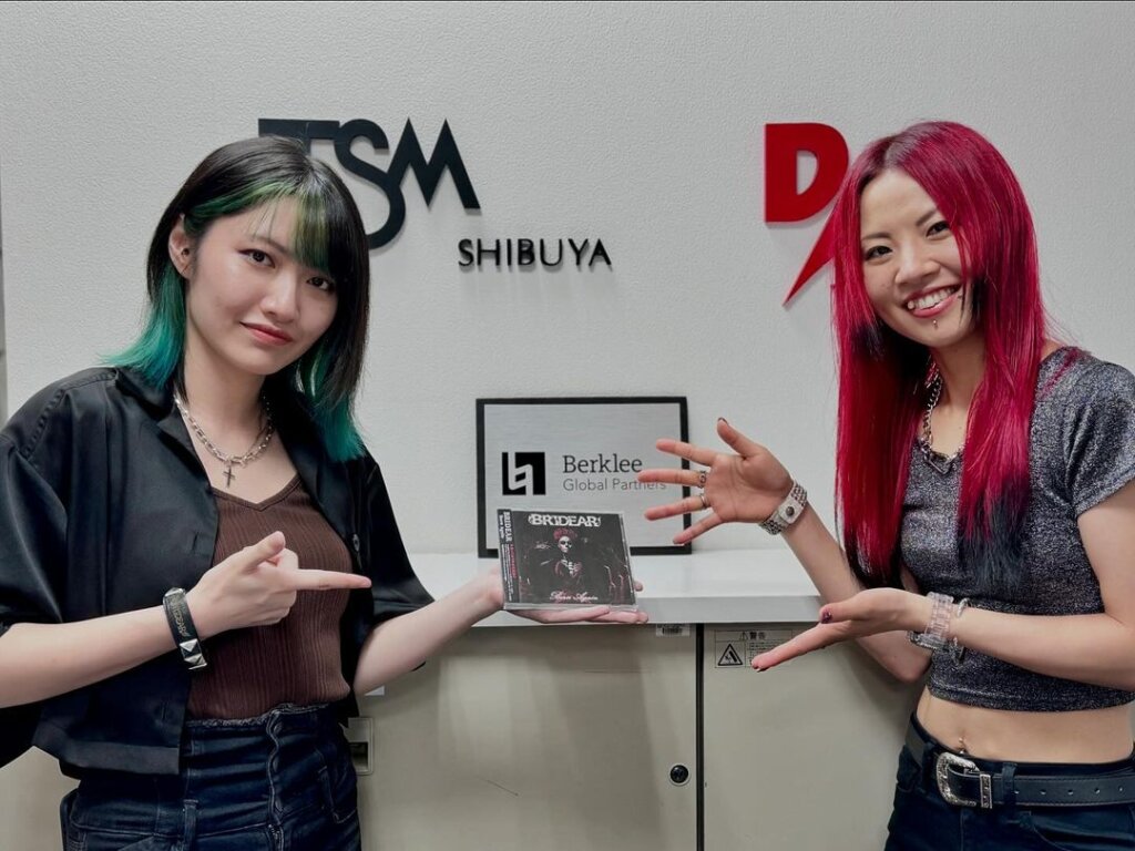 新作リリース！ガールズ・メタルバンド BRIDEARのギタリストで  TSM渋谷 卒業生のAYUMIさんが ヴォーカルのKIMIさんと来校！